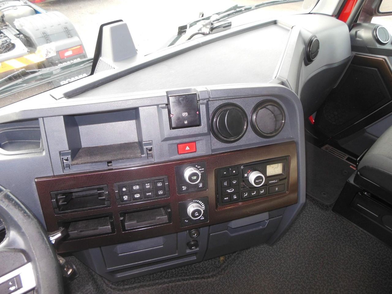 Leasing of Renault T520 HIGH, COMFORT, LOWDECK, TOP STAND!! Renault T520 HIGH, COMFORT, LOWDECK, TOP STAND!!: picture 16 Leasing of Renault T520 HIGH, COMFORT, LOWDECK, TOP STAND!! Renault T520 HIGH, COMFORT, LOWDECK, TOP STAND!!: picture 16