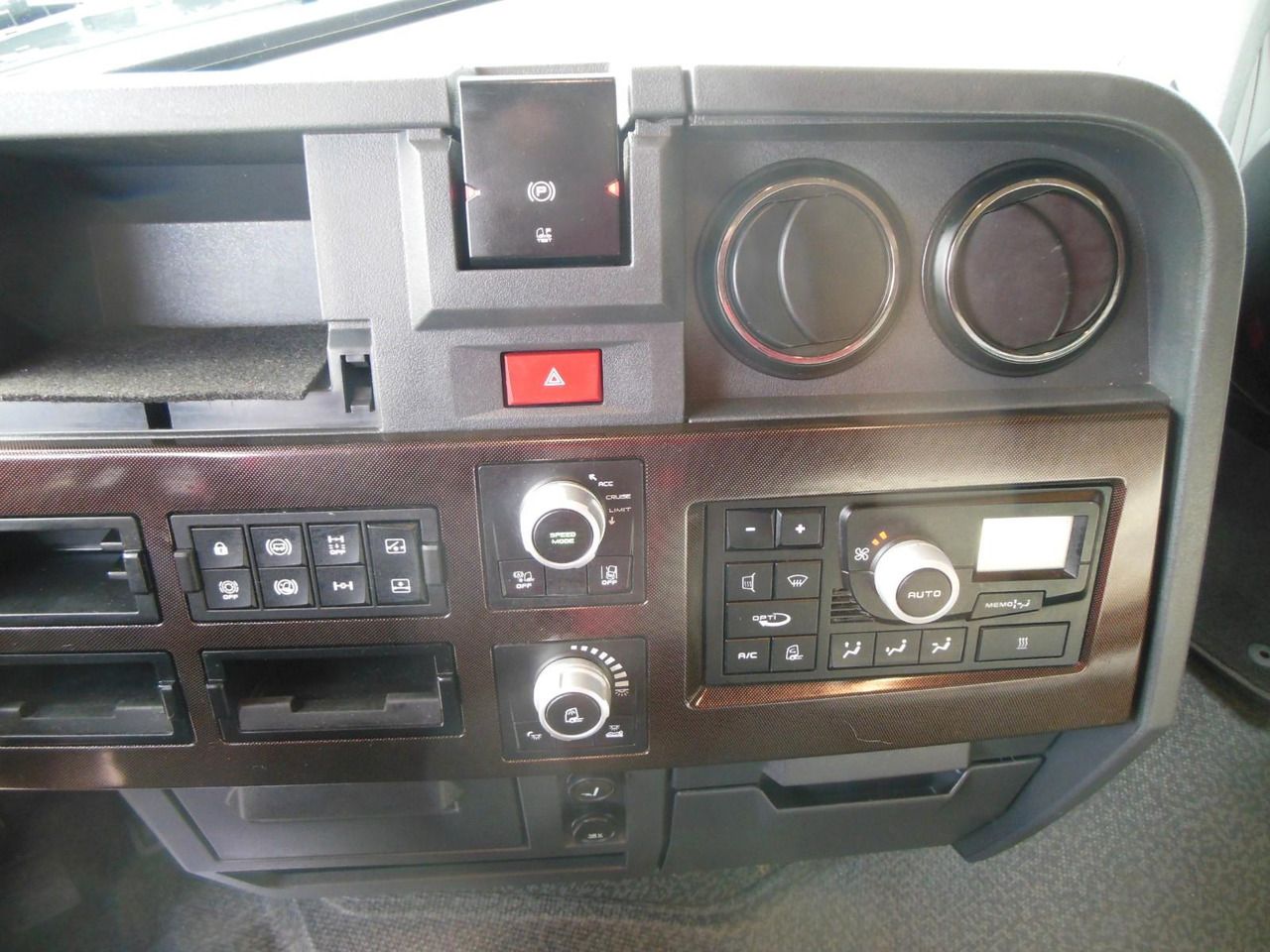 Leasing of Renault T520 HIGH, COMFORT, LOWDECK, TOP STAND!! Renault T520 HIGH, COMFORT, LOWDECK, TOP STAND!!: picture 15 Leasing of Renault T520 HIGH, COMFORT, LOWDECK, TOP STAND!! Renault T520 HIGH, COMFORT, LOWDECK, TOP STAND!!: picture 15