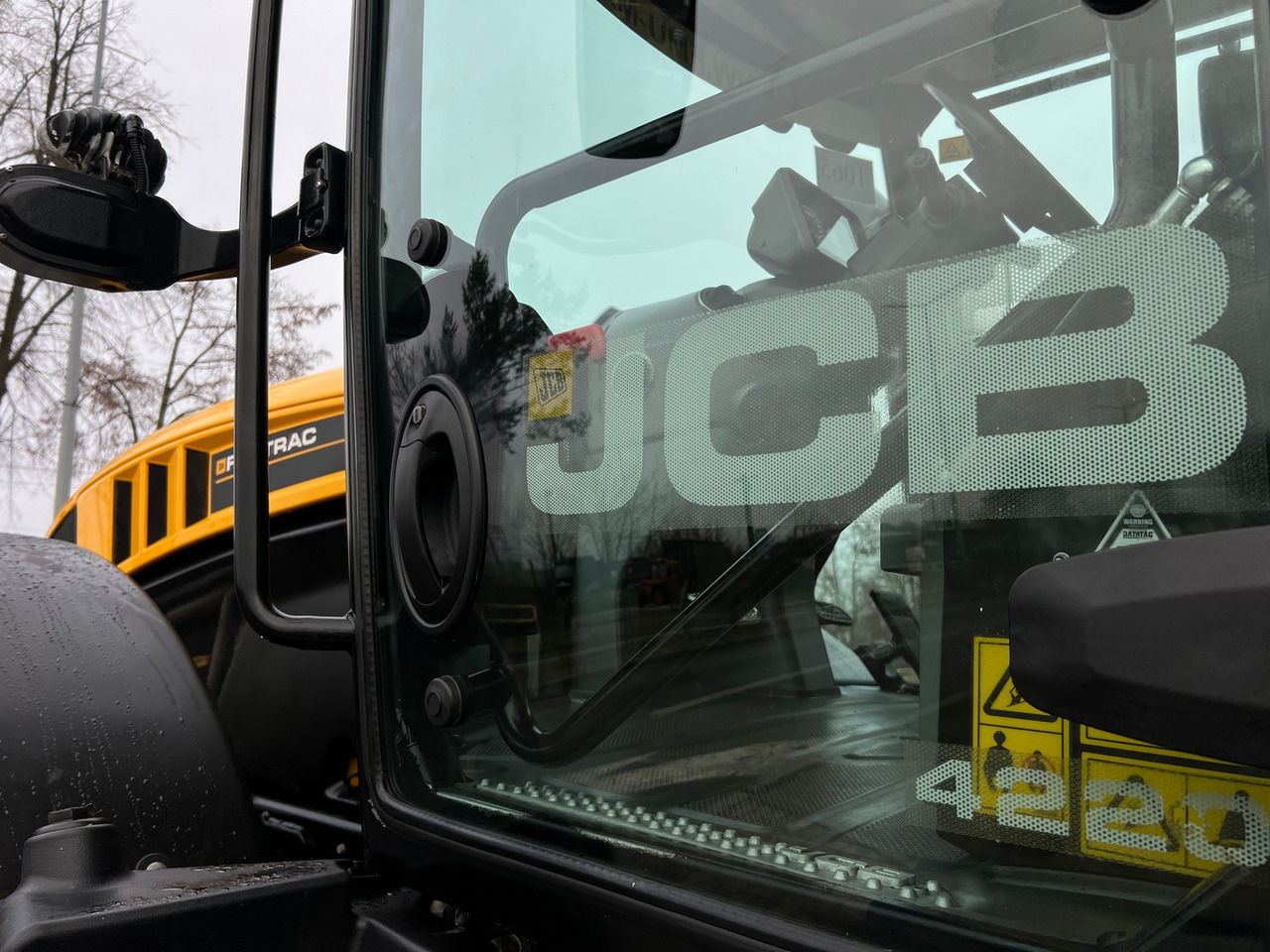 Farm tractor JCB Fastrac 4220: picture 16