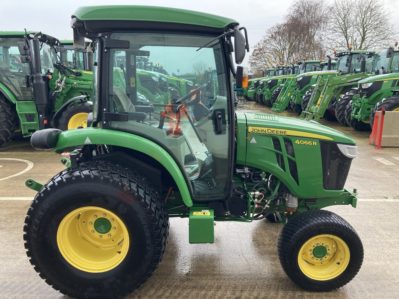 New Compact tractor John Deere 4066R compact tractor: picture 6