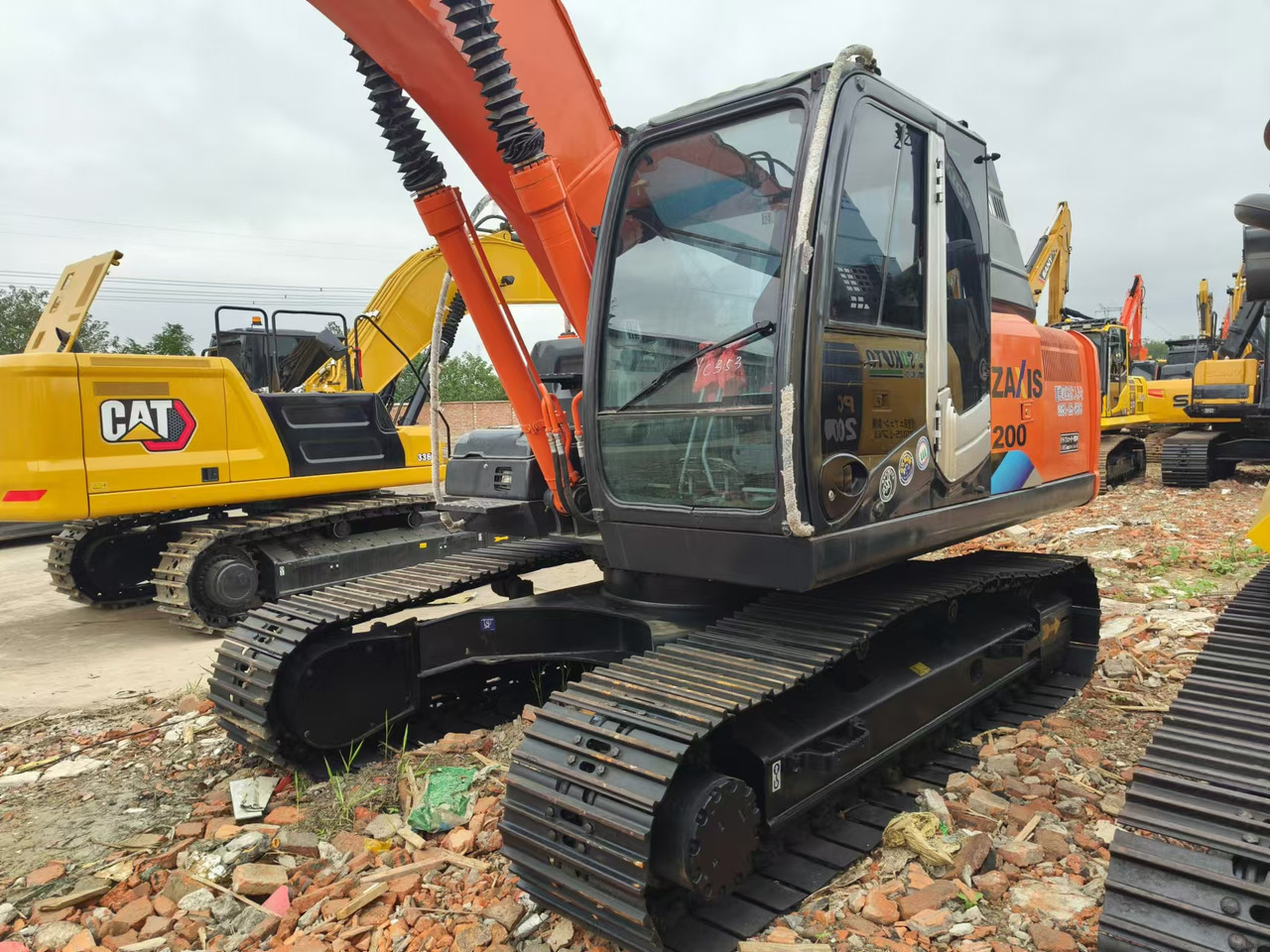 Crawler excavator HITACHI ZX200: picture 8