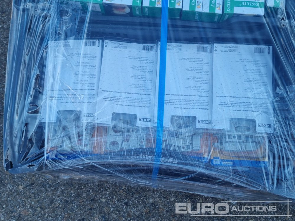 Construction equipment Unused Pallet of Assortment of Pipe Clips, Vacuum Cleaner Attachments, Mouse Traps, Automatic Fluid Components / Palet de Abrazaderas para Tubos, Accesorios para Aspiradoras, Trampas para Ratones, Com: picture 6